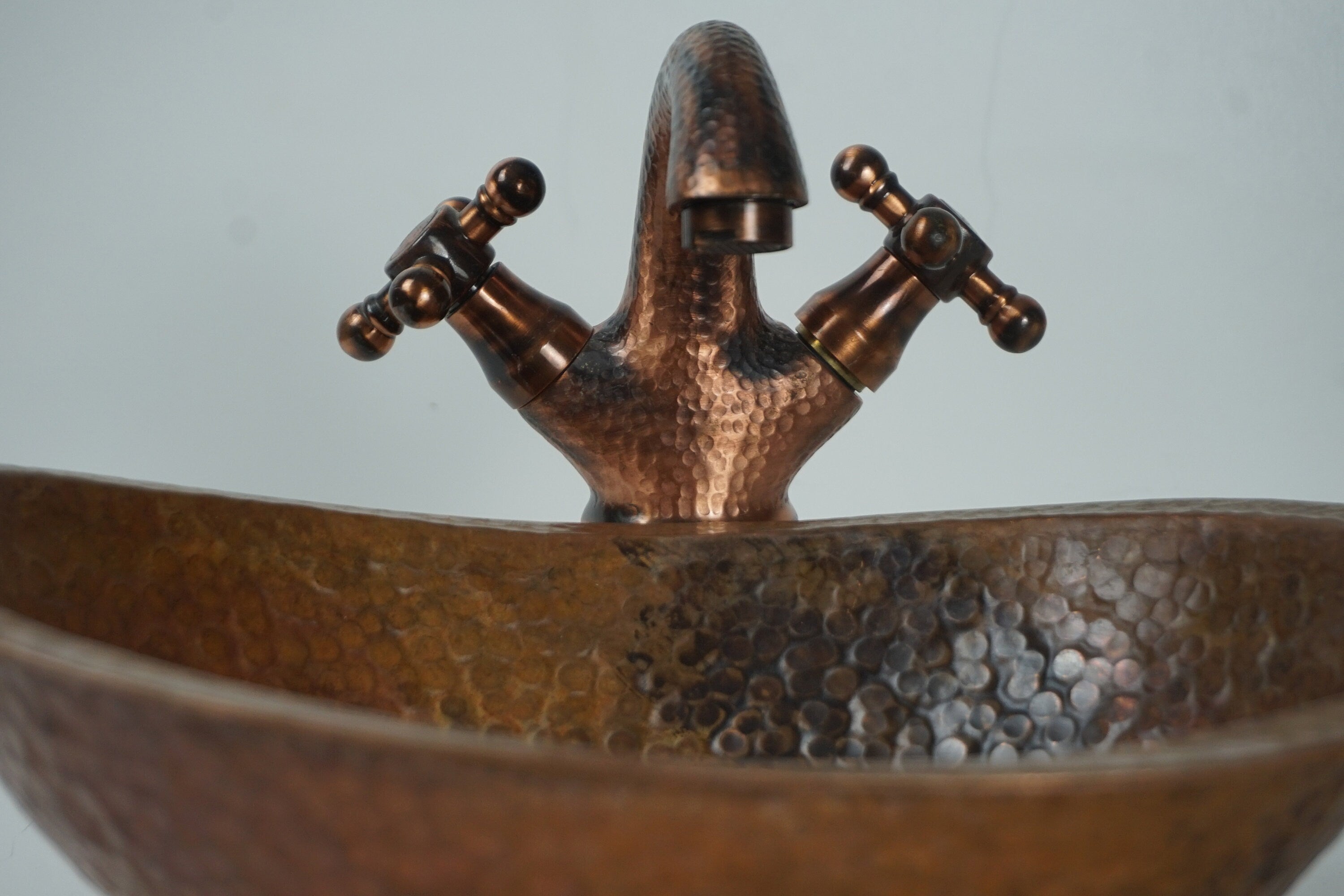 Hammered Rustic Aged Copper Bathroom Sink , Copper Hand Hammered Oval Bathroom Vanity Sink Zayian