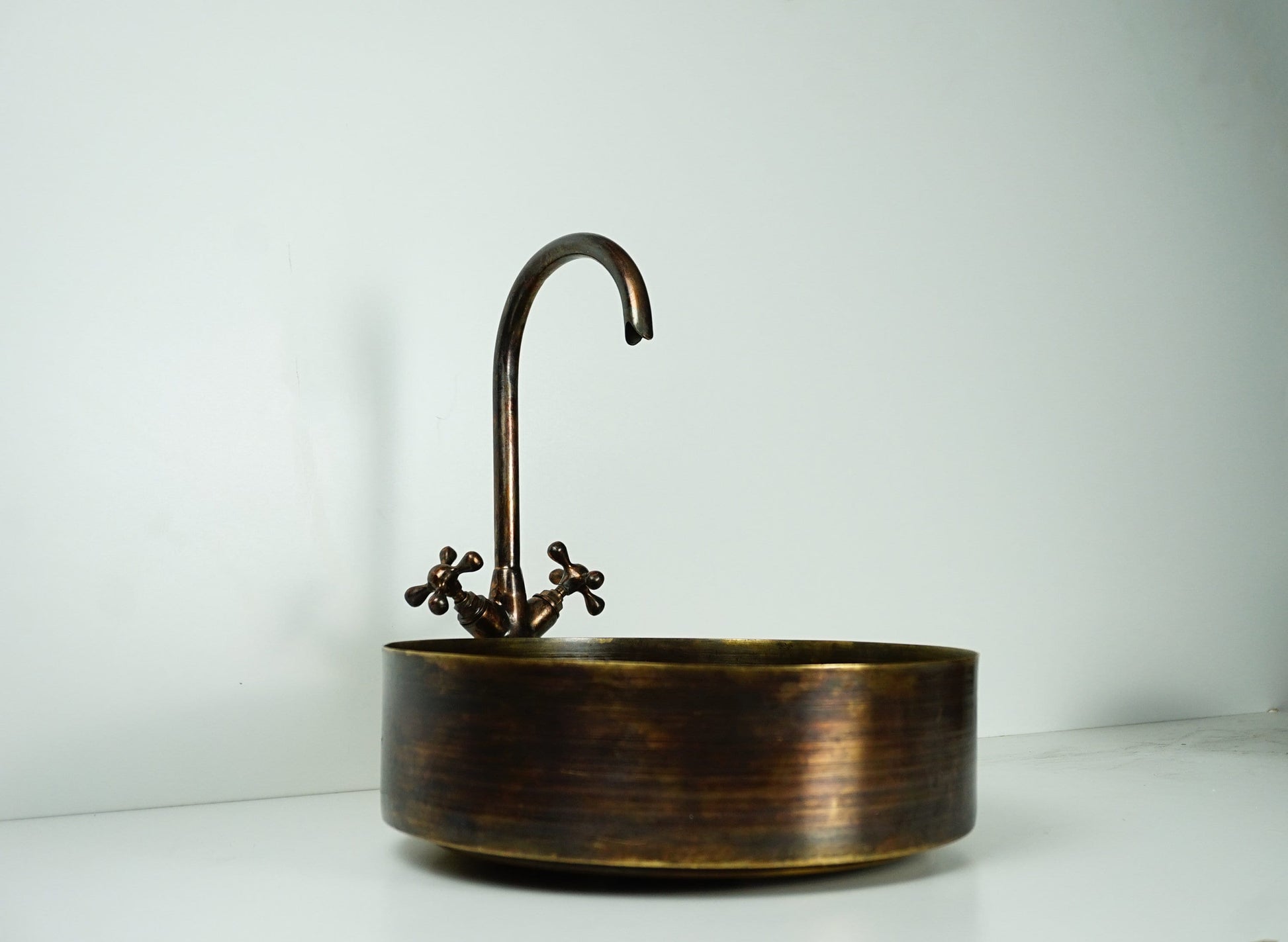 Rustic Brass round Vessel sink with Oil rubbed bronze Faucet Zayian