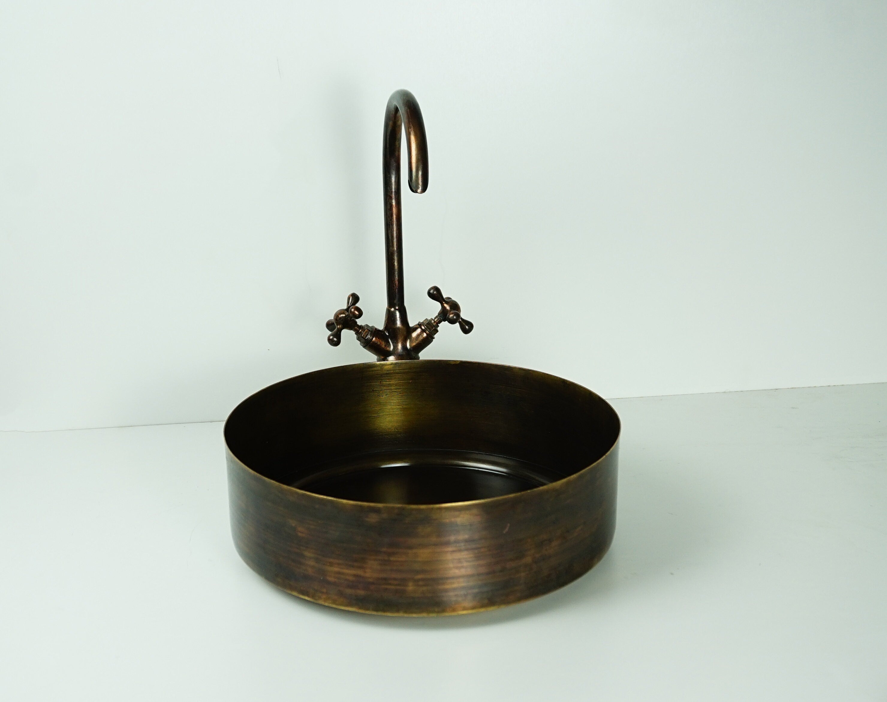 Rustic Brass round Vessel sink with Oil rubbed bronze Faucet Zayian